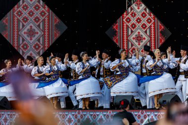 Romanya 'nın Sibiu kentinde 7 Ağustos 2021' de düzenlenen folklor festivalinde, folklorik kıyafetli Romen Halkı