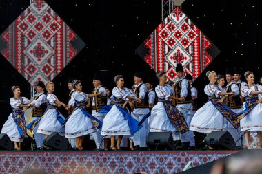 Romanya 'nın Sibiu kentinde 7 Ağustos 2021' de düzenlenen folklor festivalinde, folklorik kıyafetli Romen Halkı