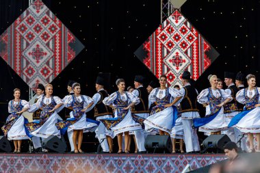 Romanya 'nın Sibiu kentinde 7 Ağustos 2021' de düzenlenen folklor festivalinde, folklorik kıyafetli Romen Halkı