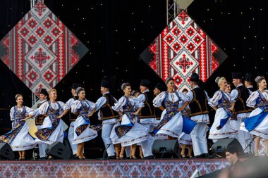 Romanya 'nın Sibiu kentinde 7 Ağustos 2021' de düzenlenen folklor festivalinde, folklorik kıyafetli Romen Halkı