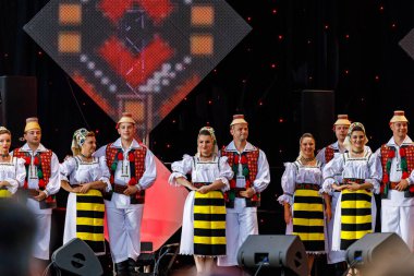 Romanya 'nın Sibiu kentinde 7 Ağustos 2021' de düzenlenen folklor festivalinde, folklorik kıyafetli Romen Halkı