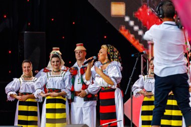 Romanya 'nın Sibiu kentinde 7 Ağustos 2021' de düzenlenen folklor festivalinde, folklorik kıyafetli Romen Halkı