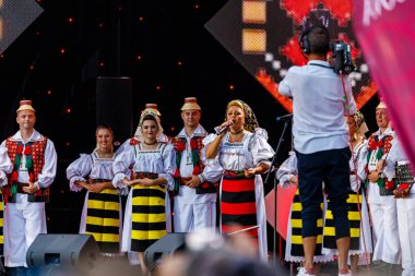 Romanya 'nın Sibiu kentinde 7 Ağustos 2021' de düzenlenen folklor festivalinde, folklorik kıyafetli Romen Halkı
