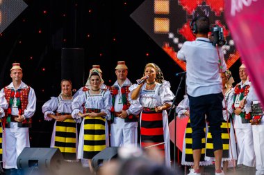 Romanya 'nın Sibiu kentinde 7 Ağustos 2021' de düzenlenen folklor festivalinde, folklorik kıyafetli Romen Halkı