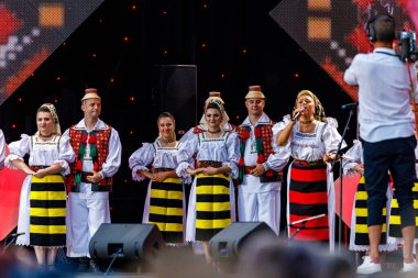 Romanya 'nın Sibiu kentinde 7 Ağustos 2021' de düzenlenen folklor festivalinde, folklorik kıyafetli Romen Halkı