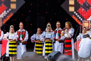 Romanya 'nın Sibiu kentinde 7 Ağustos 2021' de düzenlenen folklor festivalinde, folklorik kıyafetli Romen Halkı