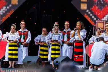 Romanya 'nın Sibiu kentinde 7 Ağustos 2021' de düzenlenen folklor festivalinde, folklorik kıyafetli Romen Halkı