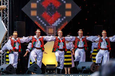Romanya 'nın Sibiu kentinde 7 Ağustos 2021' de düzenlenen folklor festivalinde, folklorik kıyafetli Romen Halkı