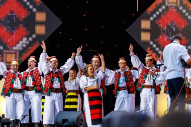 Romanya 'nın Sibiu kentinde 7 Ağustos 2021' de düzenlenen folklor festivalinde, folklorik kıyafetli Romen Halkı