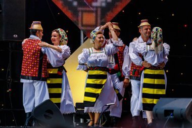 Romanya 'nın Sibiu kentinde 7 Ağustos 2021' de düzenlenen folklor festivalinde, folklorik kıyafetli Romen Halkı