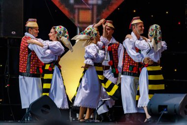 Romanya 'nın Sibiu kentinde 7 Ağustos 2021' de düzenlenen folklor festivalinde, folklorik kıyafetli Romen Halkı