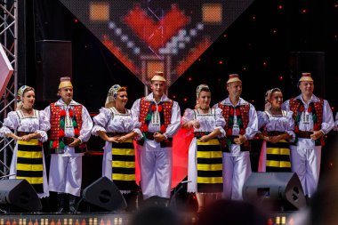 Romanya 'nın Sibiu kentinde 7 Ağustos 2021' de düzenlenen folklor festivalinde, folklorik kıyafetli Romen Halkı