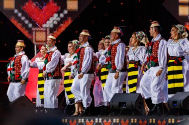 Romanya 'nın Sibiu kentinde 7 Ağustos 2021' de düzenlenen folklor festivalinde, folklorik kıyafetli Romen Halkı