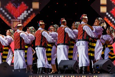 Romanya 'nın Sibiu kentinde 7 Ağustos 2021' de düzenlenen folklor festivalinde, folklorik kıyafetli Romen Halkı