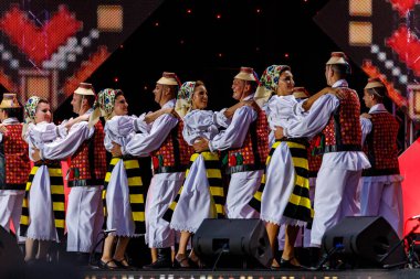Romanya 'nın Sibiu kentinde 7 Ağustos 2021' de düzenlenen folklor festivalinde, folklorik kıyafetli Romen Halkı