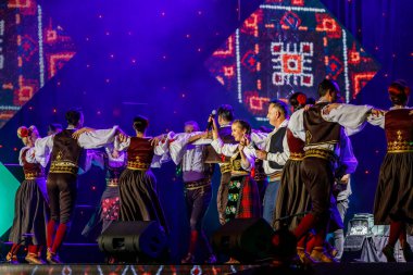 Romanya 'nın Sibiu kentinde 7 Ağustos 2021' de düzenlenen folklor festivalinde, folklorik kıyafetli Romen Halkı