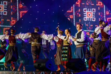 Romanya 'nın Sibiu kentinde 7 Ağustos 2021' de düzenlenen folklor festivalinde, folklorik kıyafetli Romen Halkı