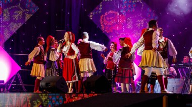 Romanya 'nın Sibiu kentinde 7 Ağustos 2021' de düzenlenen folklor festivalinde, folklorik kıyafetli Romen Halkı