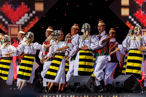 Romanya 'nın Sibiu kentinde 7 Ağustos 2021' de düzenlenen folklor festivalinde, folklorik kıyafetli Romen Halkı