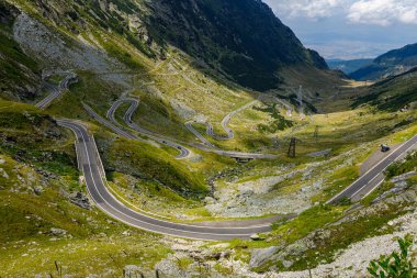 Romanya Karpatya 'daki transfaragasan yolu.