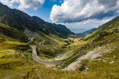 Romanya Karpatya 'daki transfaragasan yolu.