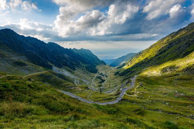 Romanya Karpatya 'daki transfaragasan yolu.