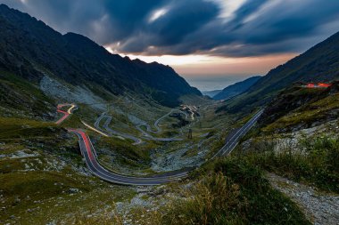 Romanya Karpatya 'daki transfaragasan yolu.