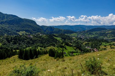Romanya 'daki Karpatların manzarası