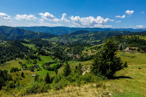 Romanya 'daki Karpatların manzarası