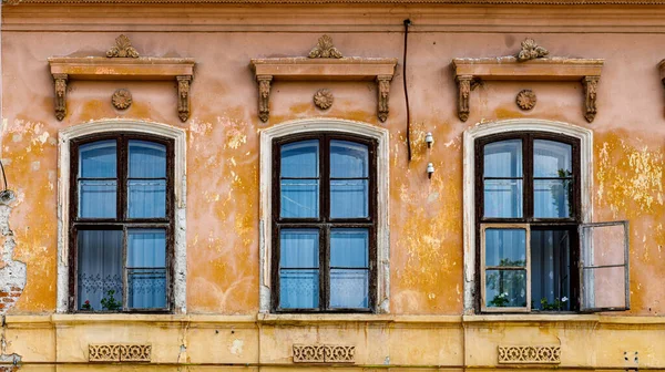 Stará Okna Budově — Stock fotografie