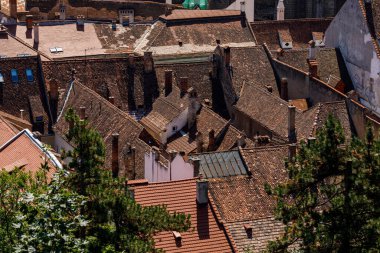 Romanya 'nın Brasov çatıları üzerinde