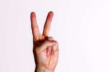 İki parmaklı bir el.