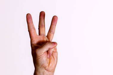 Üç parmaklı bir el.