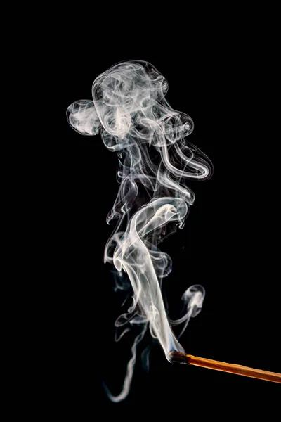燃烧的火柴棒的烟 — 图库照片