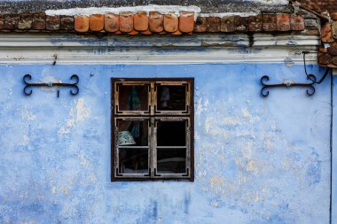 Romanya 'nın Viscri köyünde panjurlu eski pencere