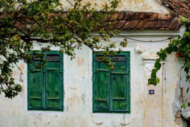 Romanya 'nın Viscri köyünde panjurlu eski pencere