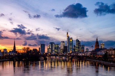 Gün batımında Frankfurt Skyline 'da 