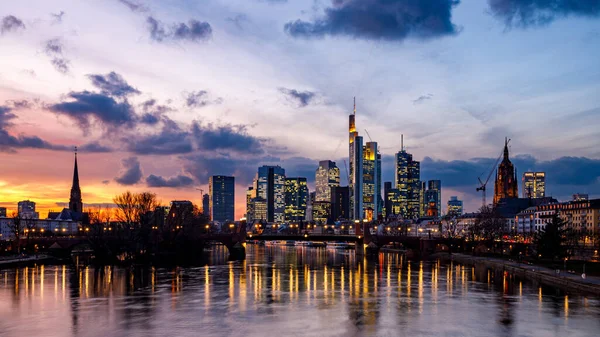 Gün batımında Frankfurt Skyline 'da 