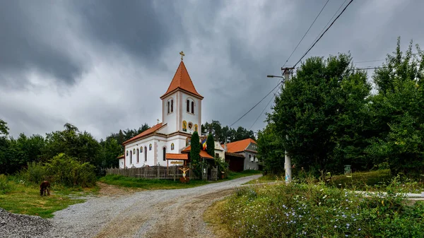 Pequeña Iglesia Del Pueblo Viscri Rumania — Foto de Stock