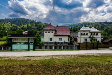 Romanya 'nın Bucovina kentindeki tarihi ahşap evler