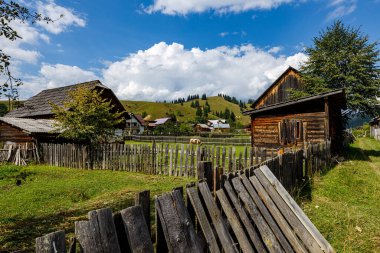 Romanya 'nın Bucovina kentindeki Moldovita köyündeki eski evler