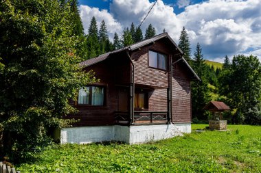 Romanya 'nın Bucovina kentindeki Moldovita köyündeki eski evler