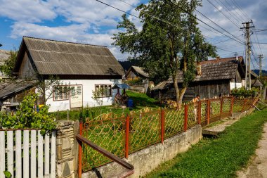 Romanya 'nın Bucovina kentindeki Moldovita köyündeki eski evler