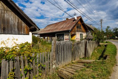 Romanya 'nın Bucovina kentindeki Moldovita köyündeki eski evler