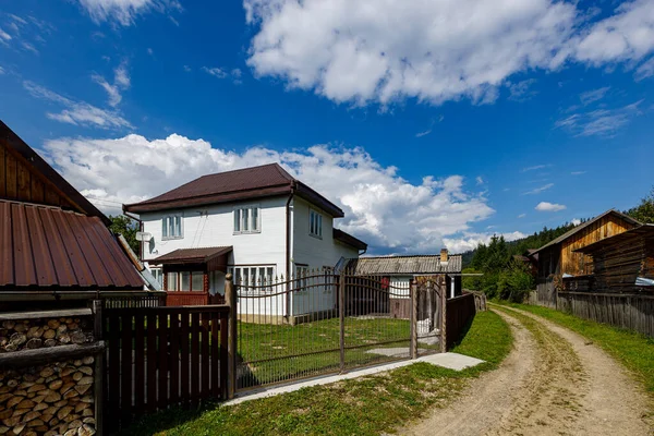 Casas Antigas Uma Aldeia Moldovita Bucovina Romênia — Fotografia de Stock