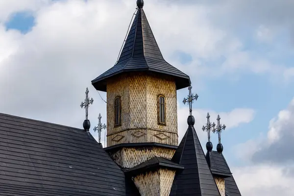 罗马尼亚布科维纳的一座木制教堂塔 — 图库照片