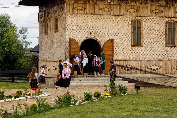 Мешканці Традиційної Церкви Після Поклоніння Гумулуї Романії Серпня 2021 Року — стокове фото