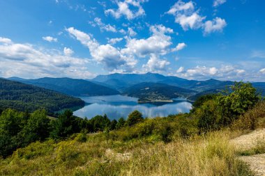 Bicaz Gölü Romanya 'nın Karpatya manzarasında