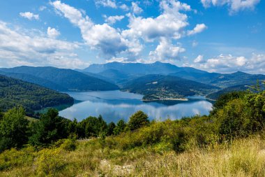 Bicaz Gölü Romanya 'nın Karpatya manzarasında