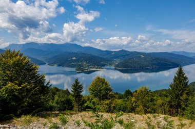 Bicaz Gölü Romanya 'nın Karpatya manzarasında